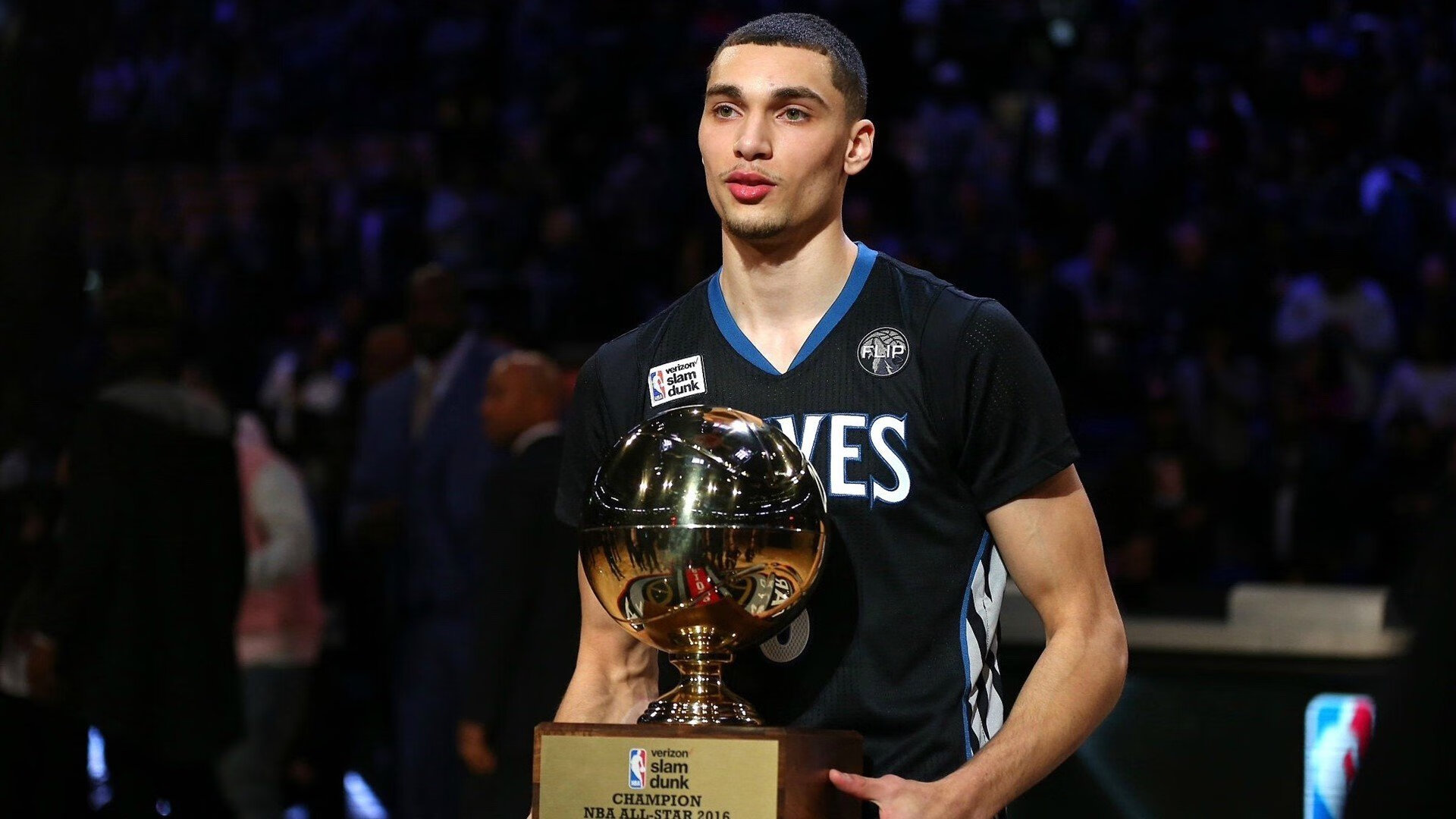 “决胜瞬间!一颗全垒打定江山,现场沸腾”,全垒 一垒